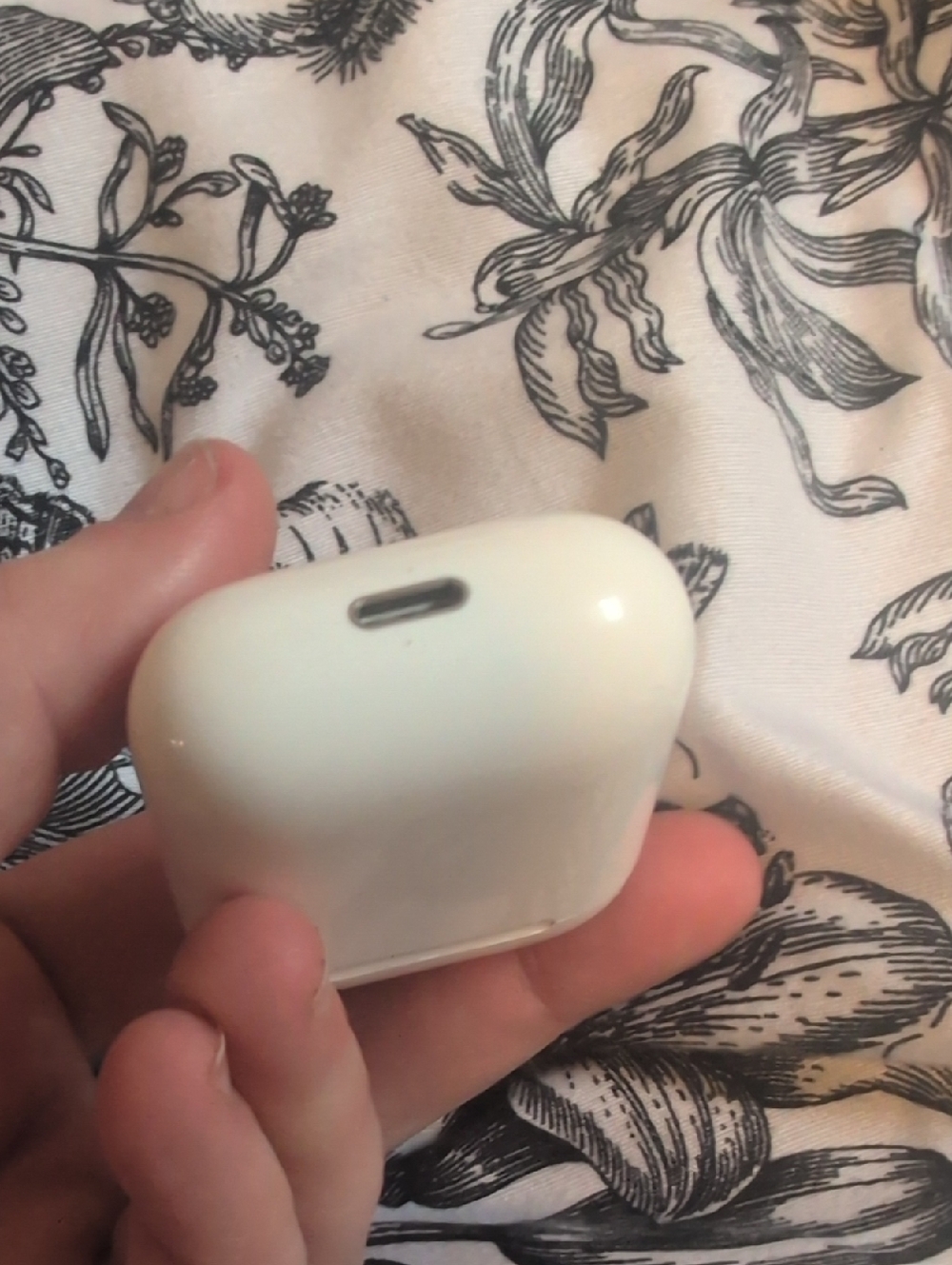 Apple White Airpods Second Generation Headphones With Charging Case - Picture 5 of 7